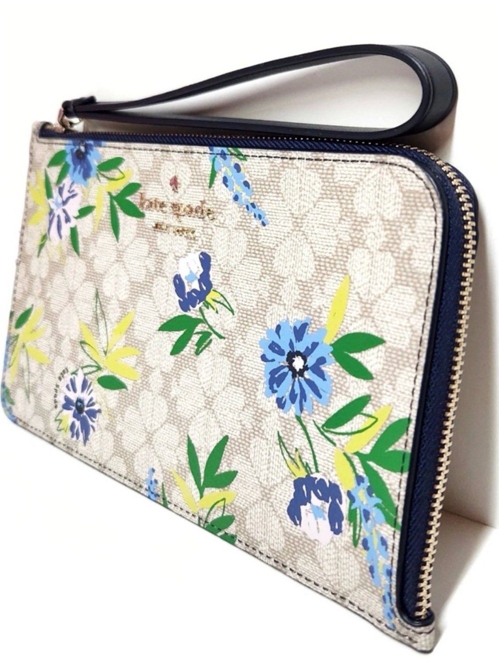NWT Kate Spade Lucy Spade Flower Floral Medium L-Zip
Wristlet - Picture 2 of 13